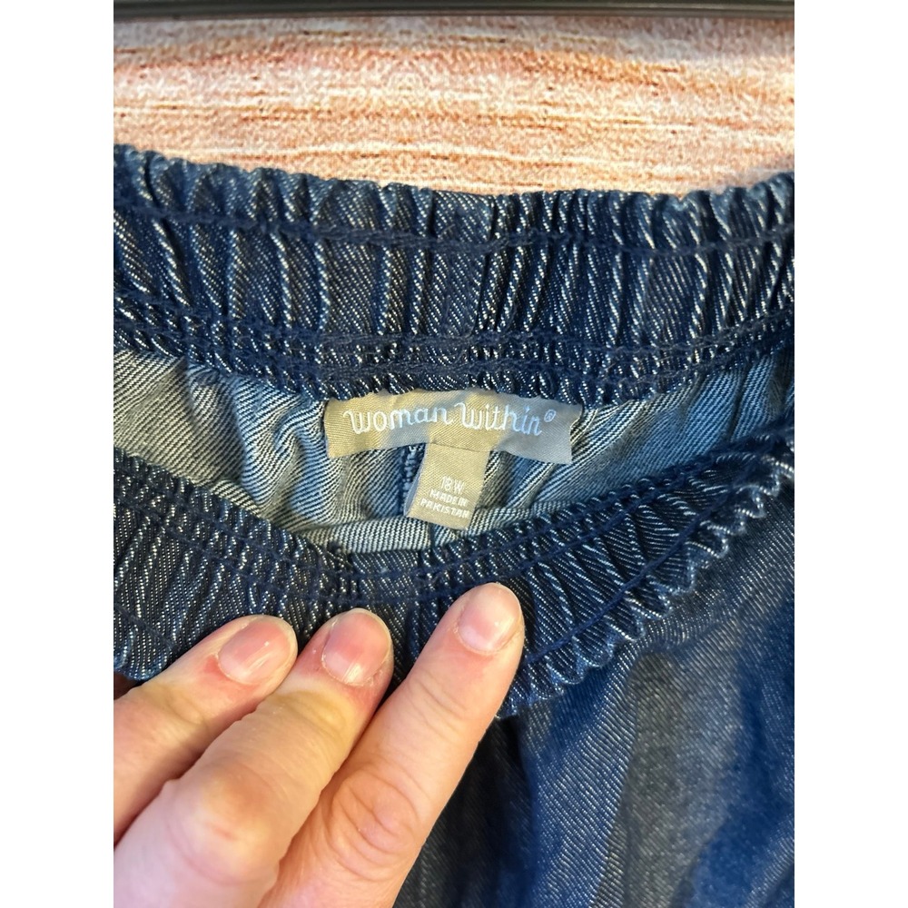 Woman with elastic waist pants‎ - Picture 3 of 4